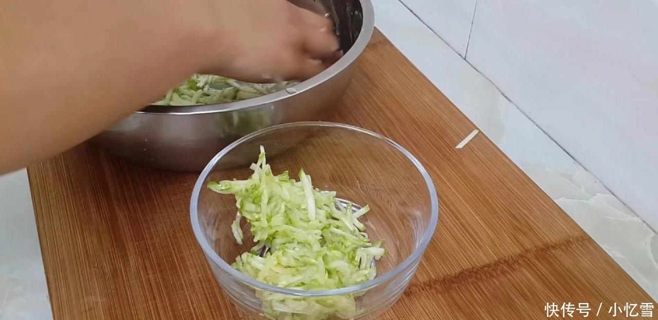 西葫芦|早餐又出新吃法, 不用和面, 做出来比鸡蛋饼都好吃, 好吃到流口水