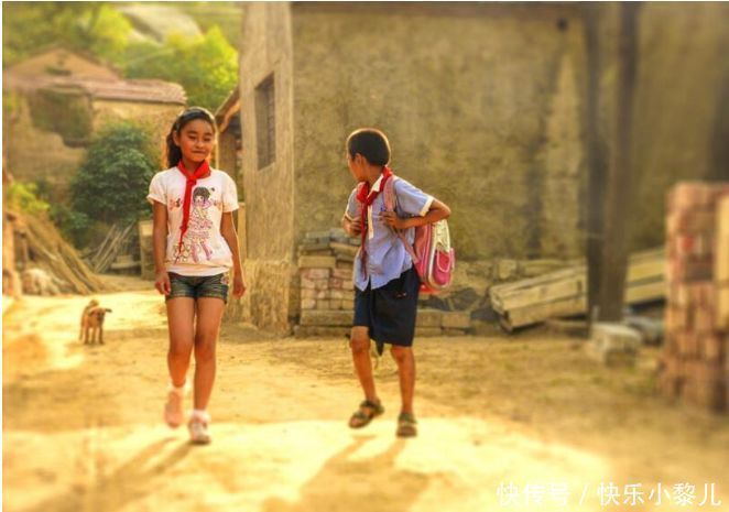 买房|11个姐姐凑32万给弟弟买房,网友:为了报答父母“不杀之恩”