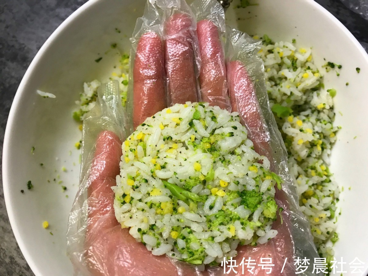 自制|自制肉松饭团,搭配西兰花,好吃又营养