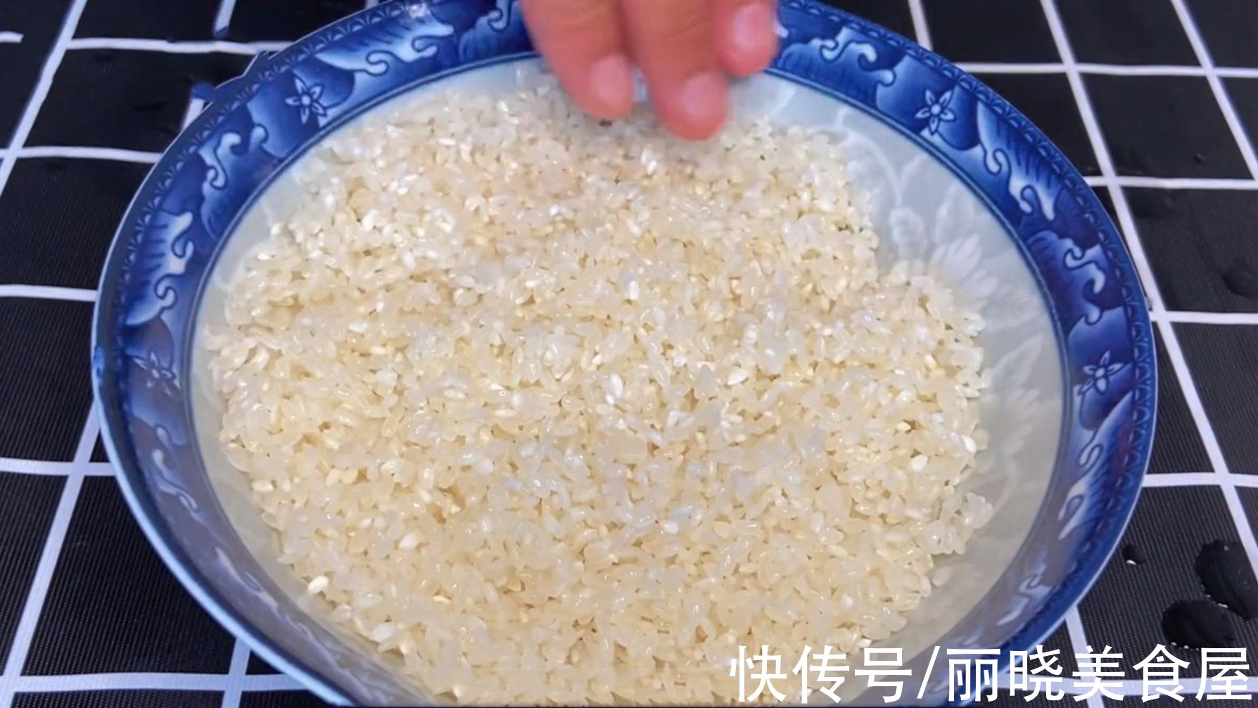 做法|大米不要蒸着吃了，自从学会这个做法，我家隔三差五地吃，太香了
