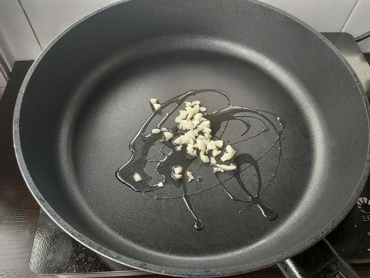 家常青椒炒海杂拌，炒一炒就上桌，味道太赞了，家人抢着吃