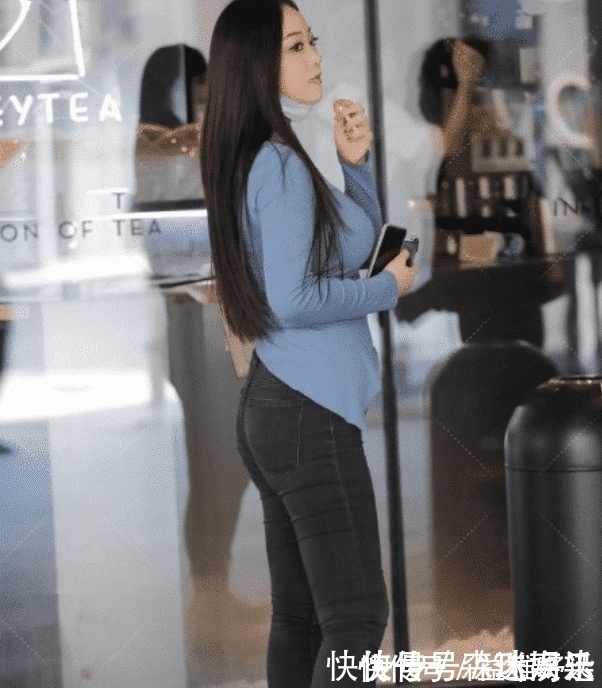 模特 不规则的蓝色上衣,只适合微胖女人穿,否则穿不出这时髦效果