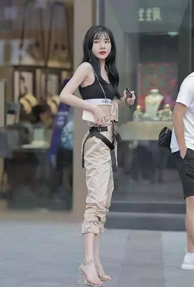 路人街拍，小姐姐旗袍搭配裸粉色的高跟鞋，显瘦还显高