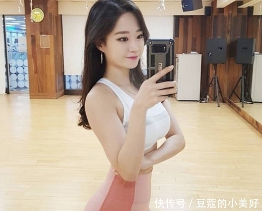 散发|女神范十足的小姐姐穿上打底裤,傲人的身形散发不一样的女人韵味