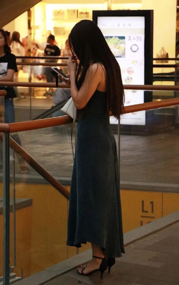 尖头 女生紧身裤搭配高跟鞋,魅力的身姿让人着迷