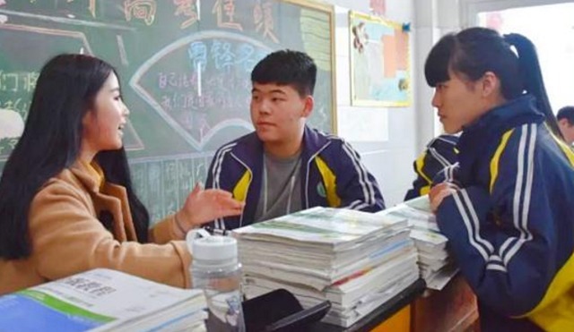 涂鸦@学生课本涂鸦火了，想象力一个比一个丰富，看完忘记原来什么样了