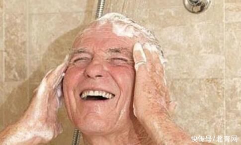 泡脚|老年人洗澡要注意什么？快转发给长辈