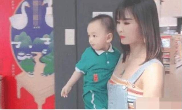 新知识|“最年轻姥姥”走红,抱外孙逛商场像母子,网友直呼:姥爷太幸福