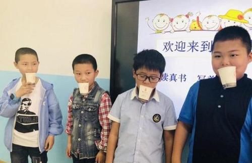 熊孩子上课捣鬼被罚抄姓名100遍，孩子不怒反笑：也不看看我叫啥