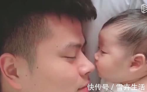 父女|自从有了女儿,爸爸都是这么睡觉的,妈妈看到画面觉得酸