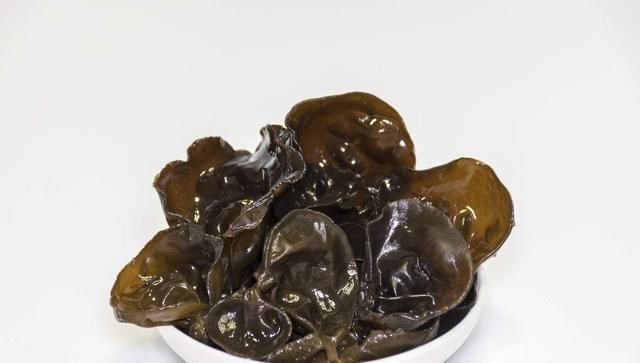 热水|泡发木耳时，用冷水还是热水？都不对，加上这两样，木耳好吃营养