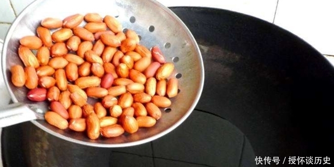  花生米|炸花生米时，出锅直接撒盐是不对的，多加1个步骤，酥脆不返潮