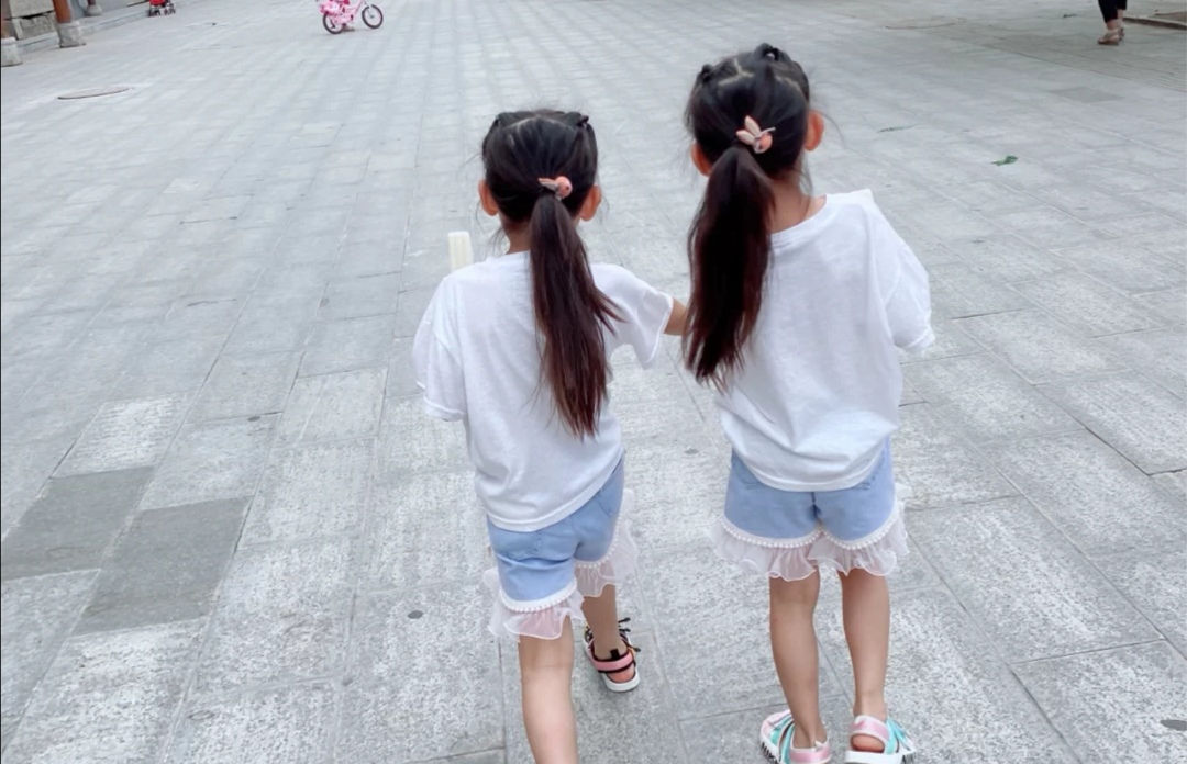 张姐|夫妻离婚,双胞胎女儿一人得一个,半年后再见面,宝妈表情凝固