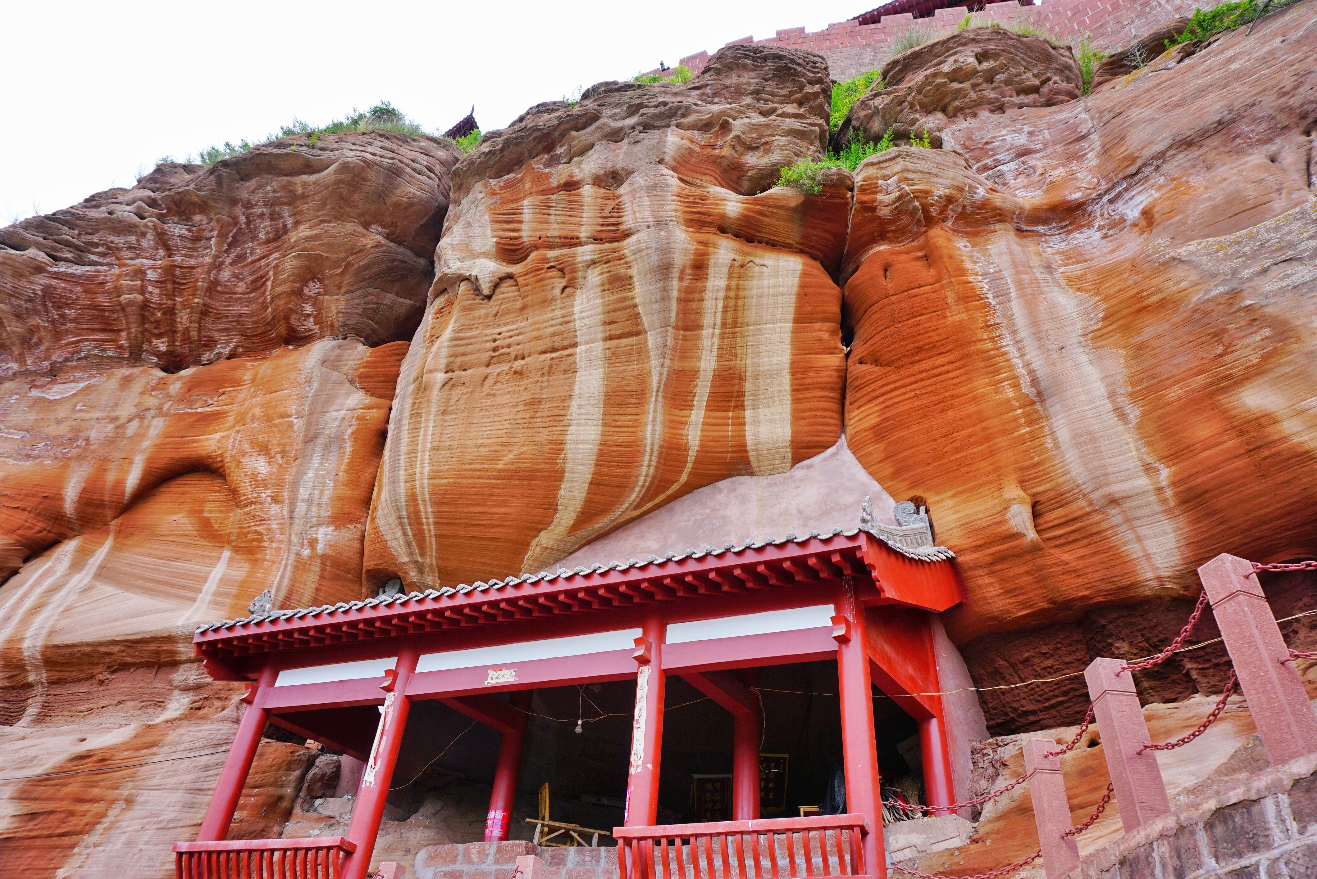 悬崖峭壁上的永宁山古寨