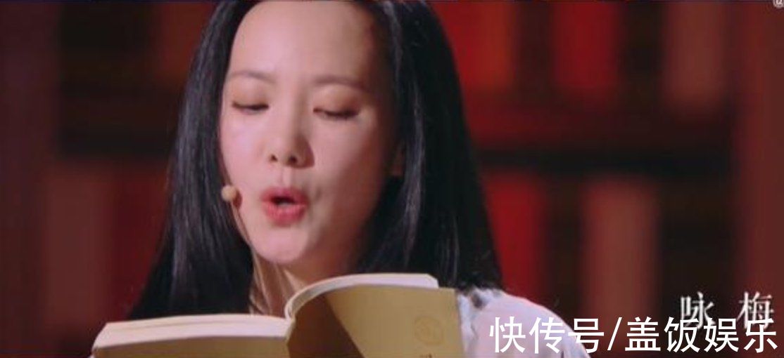 47歲董卿全黑造型錄制節(jié)目，與男嘉賓握手顯得體，腳脖子金鏈搶眼