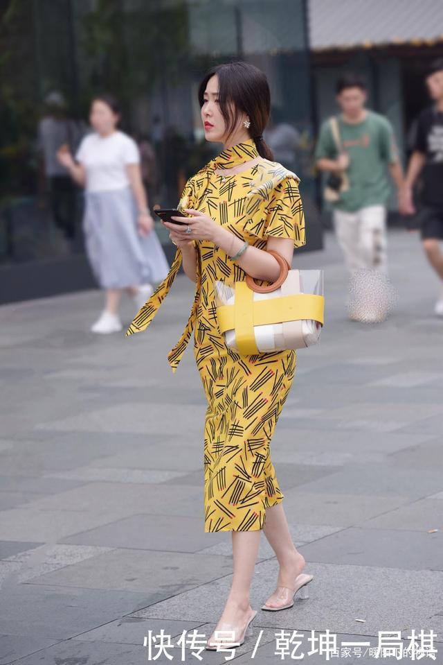 出行|把裤装收一收,出行选择时尚裙装,让造型优雅一整天