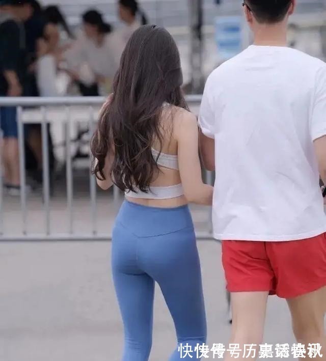 莫兰迪 深蓝色弹力长袖搭浅蓝色打底裤,色调自然吸睛,舒适而不失美感!