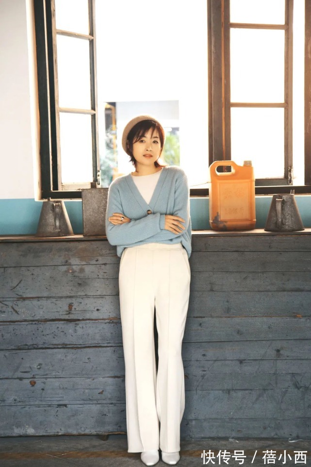 美眉 “小黑裤”out了!2022年最流行穿小白裤,学博主这样搭配很高级