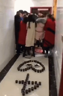 |搞笑GIF：妹子 有斑马线你们不 非要去翻护栏 这下尴尬了吧