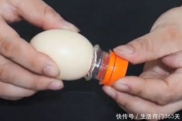 把塑料瓶粘在鸡蛋上，解决了很多家庭主妇的烦恼，省钱又实用！
