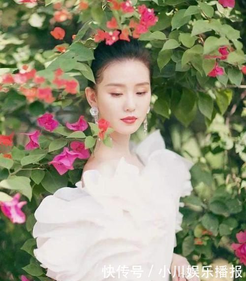 头发|脸上有3个“特征”的女生,别总披头散发,扎头发露五官更女神