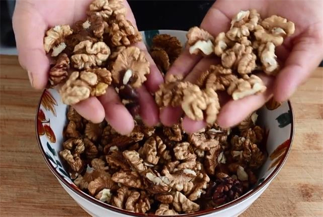 核桃仁|想吃琥珀核桃不用出去买,手把手教你在家做,香甜又酥脆