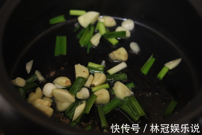 黄皮|它是“碱性食物”,女人常吃,嘴巴不臭,头发乌黑,皮肤也嫩了