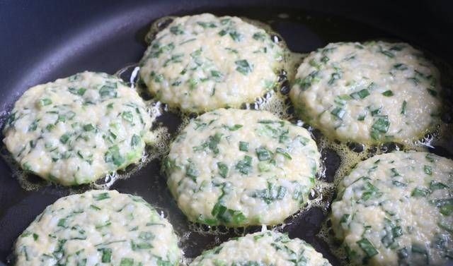 韭菜鸡蛋新吃法,比韭菜盒子简单,比煎饼好吃,早餐连吃3天不腻