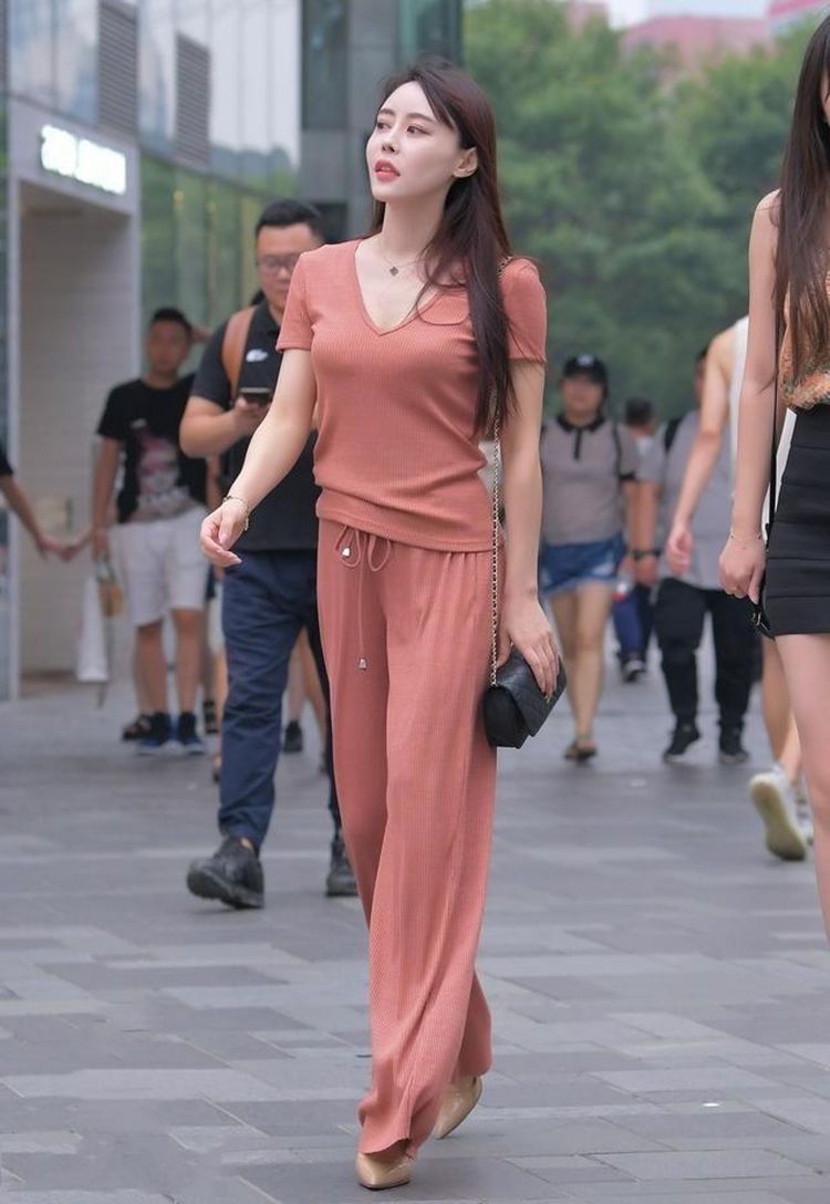 包臀裙|街拍，吸睛身穿蓝色包臀裙，营造出浪漫的情怀