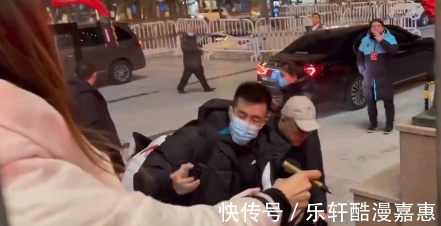 cb暖男!郭艾伦不让粉丝刷礼物,却坑队友,喊话球迷太冷快回去