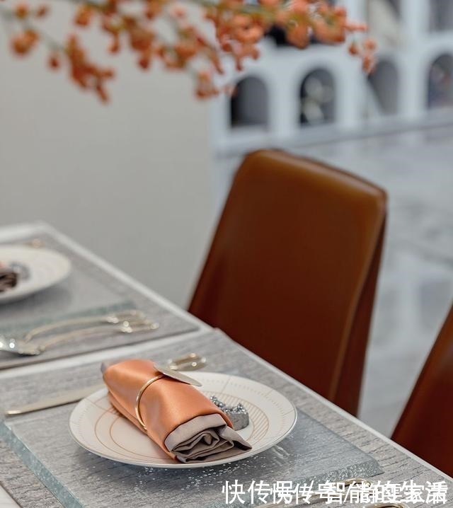 线条感|大平层的现代轻奢风设计高级灰碰上爱马仕橙的惊艳!