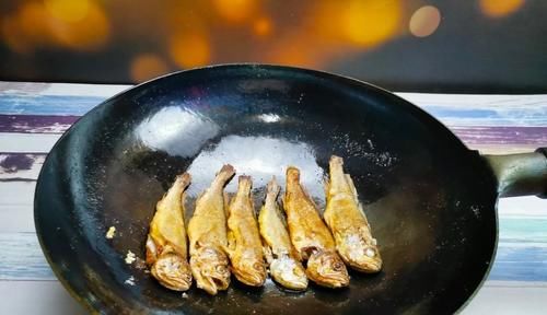 煎鱼时，直接下锅是大忌，做对“6点”，煎出的鱼香酥完整不破皮
