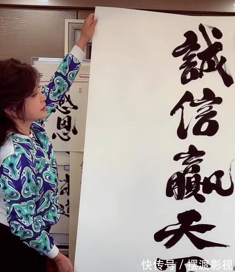 书法@刘晓庆直播间卖书法作品,两个字要卖9999元,网友:晚节不保!