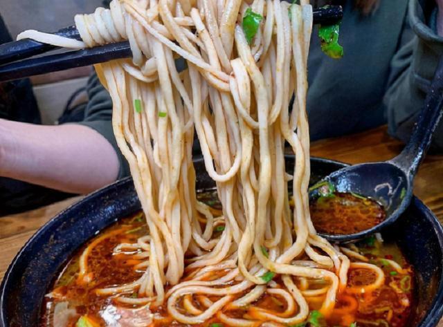 外地人|我国“争议最大”的4碗面,当地人都超爱吃,外地人却很嫌弃!