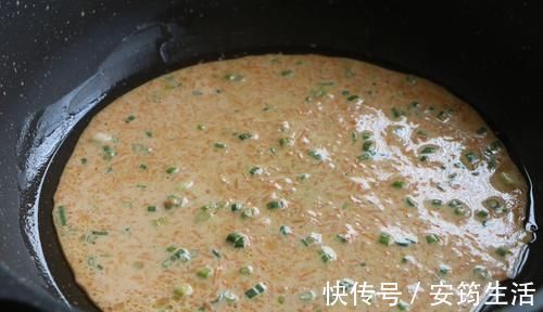 柔软|天热女儿最馋这早餐，手不粘面10分钟出锅，金黄柔软，上桌必光盘