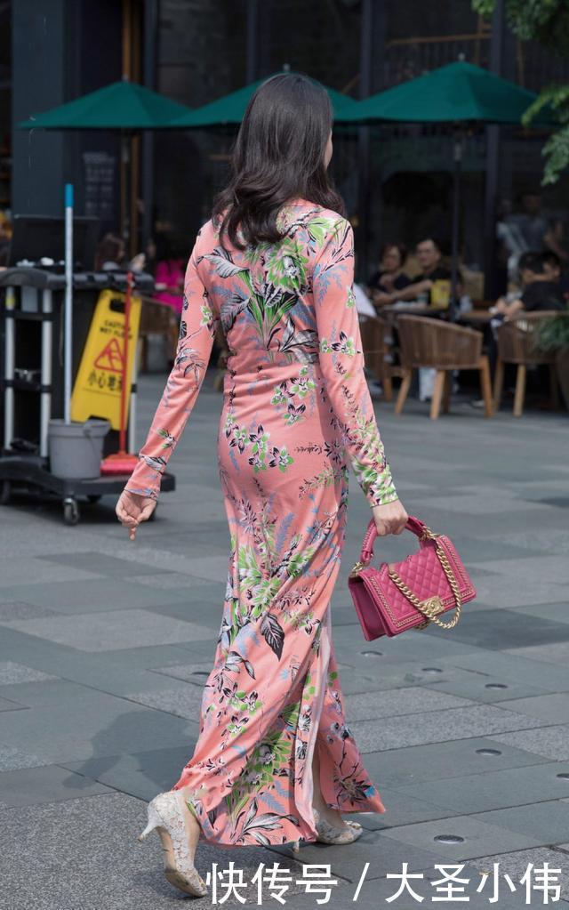 美女街拍花色鲜亮的长裙，鲜亮又充满生机活力的印花设计，自信随性的美