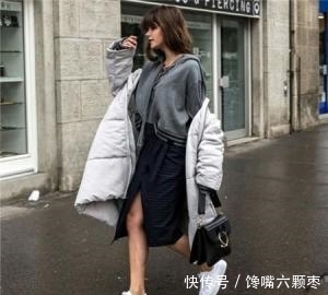 长裤|羽绒服搭长裤已经过时,尝试这3种半身裙的搭配,精致美观!