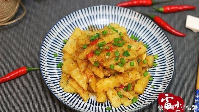 土豆最最最简单又好吃的做法,煮一煮,拌一拌,都说比肉还好吃