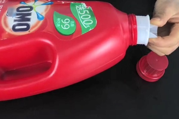 洗衣液的瓶盖是个宝,放在家里可以解决家家户户的难题!太实用了