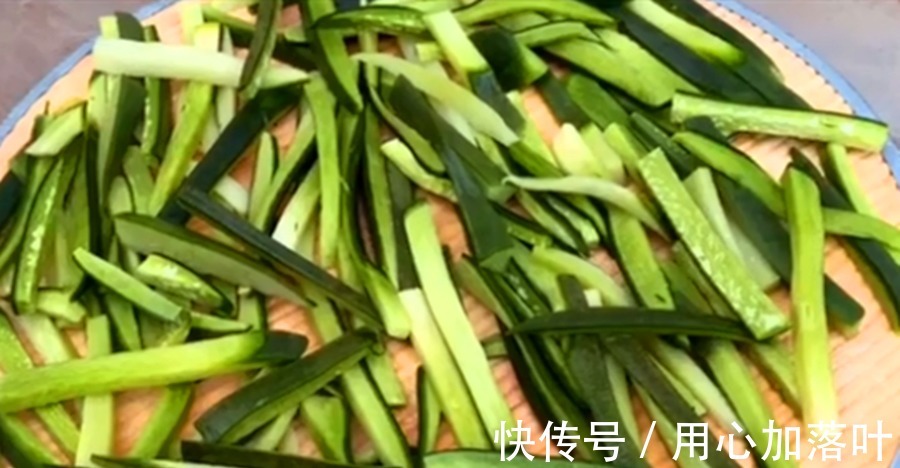 天冷了,碰到此菜别手软,一次买50斤,晒干囤起来,冬天吃特别香!