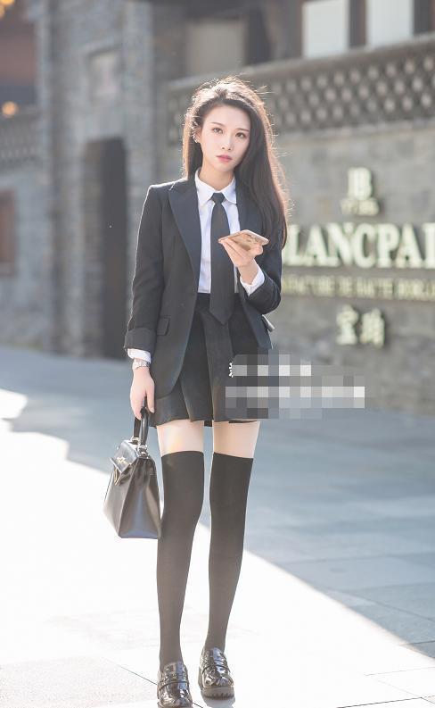 街拍:图三两条性感的大长腿能撑爆双眼