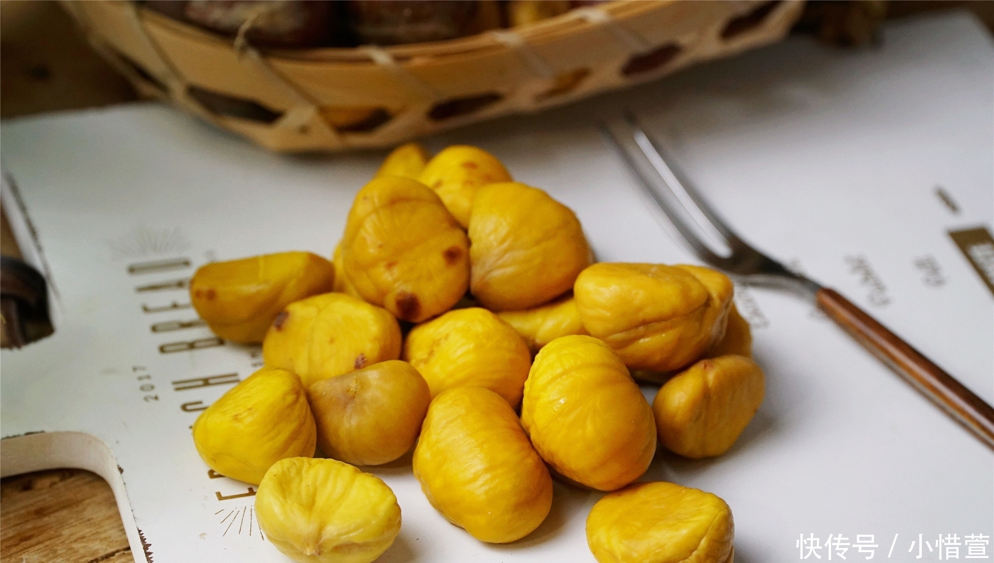 教你巧剥板栗,一撕一挤就出来,几分钟剥一堆,干净完整不伤手