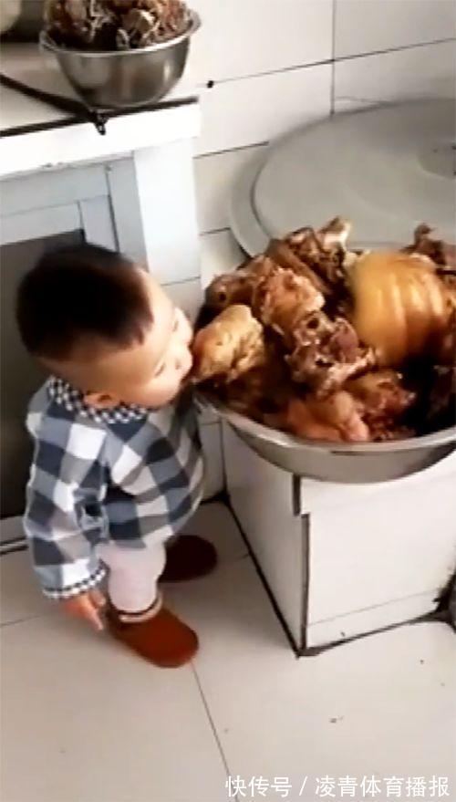 厨房|宝宝不见了,听到爸爸在厨房哈哈大笑,妈妈推门一看,哭笑不得