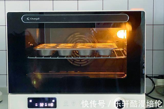 想吃杯子蛋糕不用买，在家轻松做出水光肌小蛋糕，不皱不裂又饱满