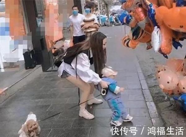 另一只手|“大力士”小姨火了,一手遛狗一手拎娃,网友想当小姨夫