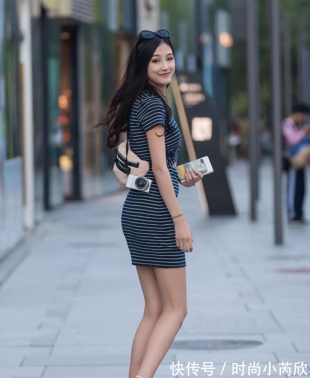 条纹 简单舒适的初秋穿搭,选一条时尚条纹连衣裙搭配,精致优雅有气质