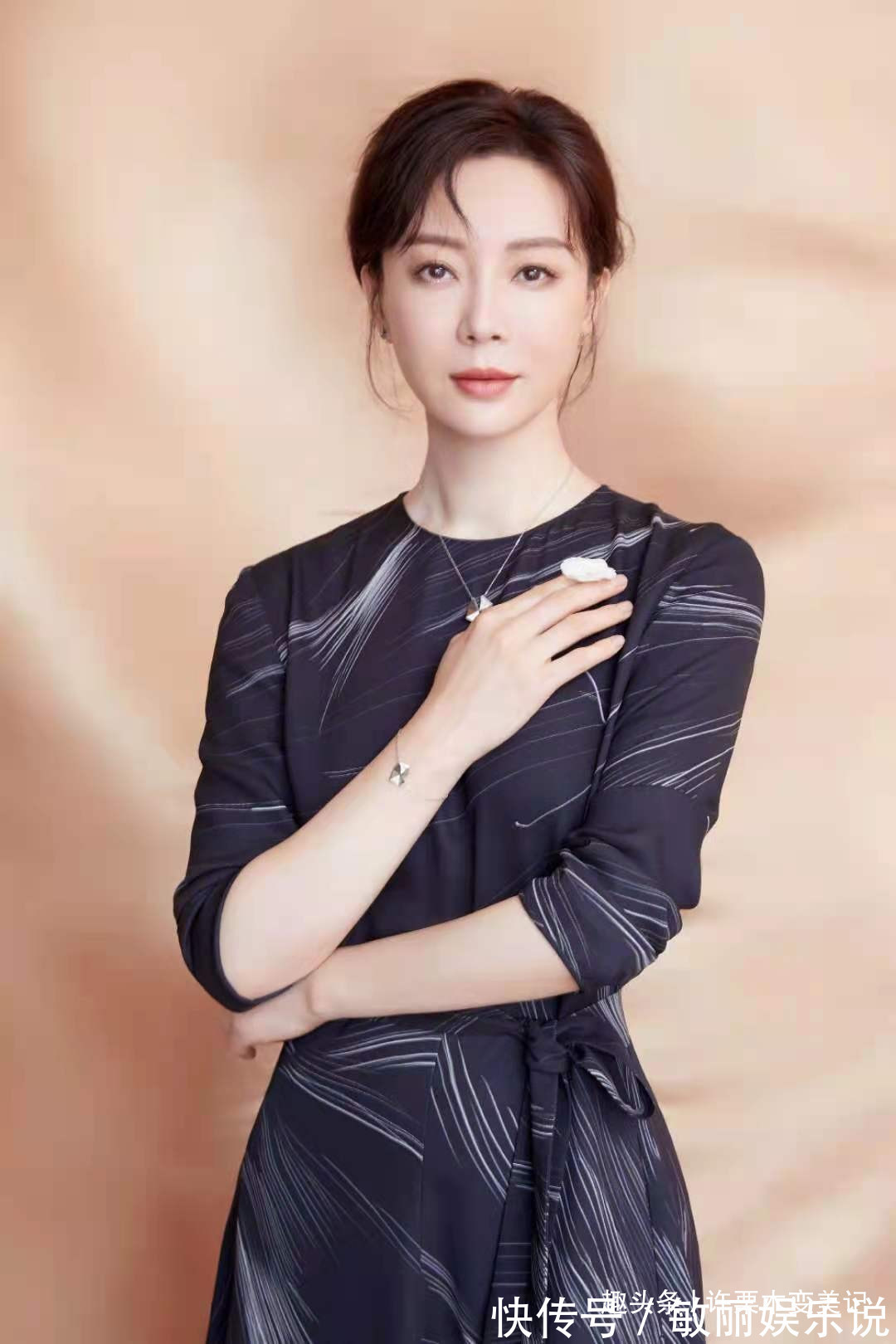 圆脸 女人过了45岁尽量别留长发、烫卷发!推荐这5款发型,太减龄