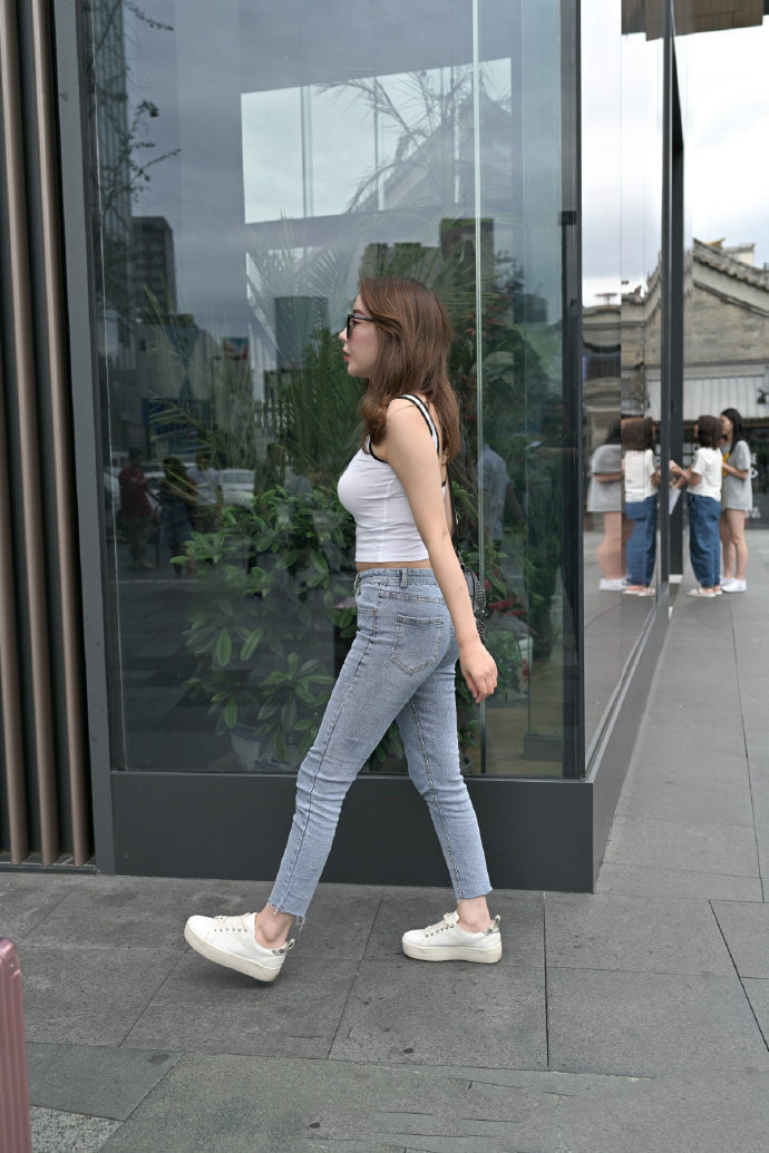 小姐姐修身背心搭配牛仔裤, 看着更显美感和精致
