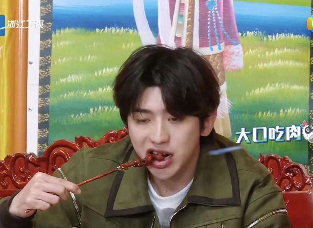 b太熟络?蔡徐坤两次吐槽baby,傲娇拒绝baby的吃蒜邀请