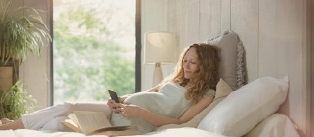 对手机|孕妈能玩手机吗这4种玩手机的方式,可能造成胎儿发育迟缓